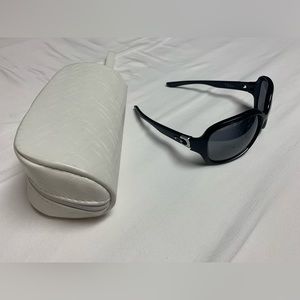 Oakley women sunglasses with case.
